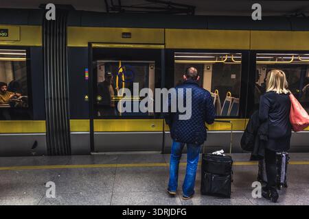 Porto, Portugal - 9 décembre 2016 : métro Eurotram à la station Sao Bento à Porto Banque D'Images