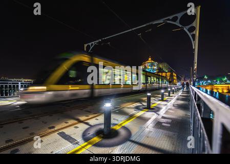 Porto, Portugal - 8 décembre 2016 : tramway du métro sur le pont Dom Luis I à Porto Banque D'Images