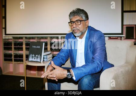 Portrait d'homme d'âge moyen assis pendant l'événement de présentation de livre Banque D'Images