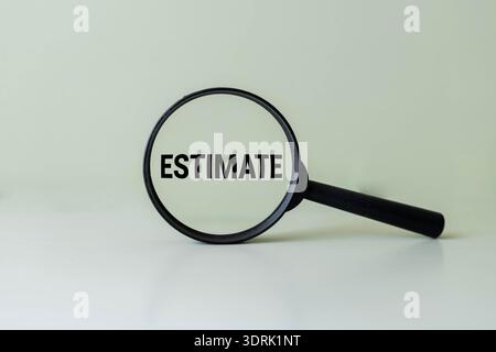 Il y a un cahier avec le mot estimation. C'est comme une image accrocheuse. Banque D'Images