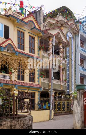 Des bâtiments richement décorés avec des détails architecturaux complexes bordent une charmante rue résidentielle. Banque D'Images