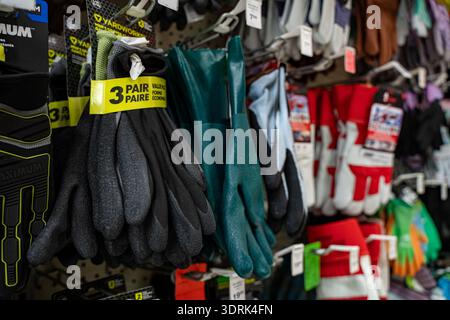Vue des gants de travail exposés sur le mur du magasin de détail. Toronto, Canada - 7 février 2026. Banque D'Images
