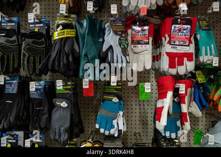 Vue des gants de travail exposés sur le mur du magasin de détail. Toronto, Canada - 7 février 2026. Banque D'Images