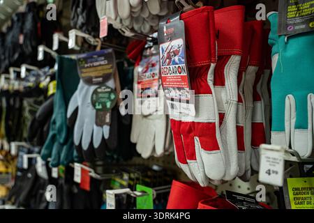 Vue des gants de travail exposés sur le mur du magasin de détail. Toronto, Canada - 7 février 2026. Banque D'Images