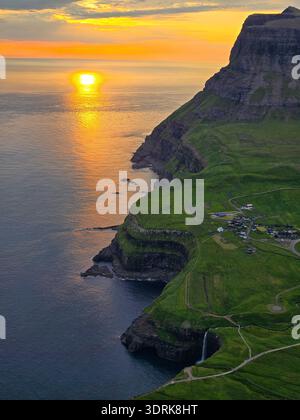 Coucher de soleil à couper le souffle sur la cascade Mulafossur dans le village de Gasadalur, îles Féroé Banque D'Images