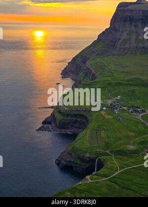 Découverte du coucher de soleil à couper le souffle sur la cascade Mulafossur dans le village de Gasadalur Banque D'Images