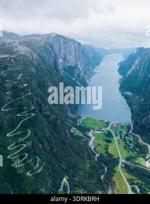 Route sinueuse à travers un paysage de fjord magnifique à Lysebotn, Norvège sous un ciel nuageux Banque D'Images