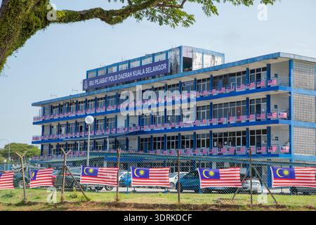 Kuala Lumpur, Malaisie 01.08. 2024. Un poste de police de Malaisie dans l'État de Selangor est décoré des drapeaux nationaux du pays en l'honneur de M. Banque D'Images