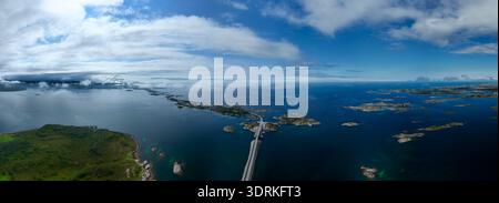 Vue aérienne à couper le souffle de la route de l'océan Atlantique en Norvège par une journée ensoleillée claire Banque D'Images