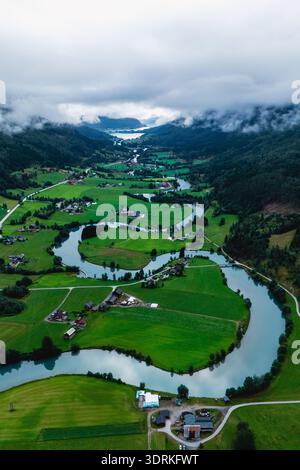 Vue aérienne à couper le souffle de la vallée de Stryn avec rivière sinueuse et paysages verdoyants en Norvège Banque D'Images
