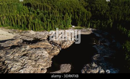 Vue aérienne sereine de la forêt norvégienne luxuriante et des eaux tranquilles Banque D'Images