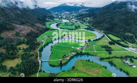 Vue aérienne époustouflante de la vallée de Stryn, avec ses rivières pittoresques et ses champs verdoyants en Norvège Banque D'Images