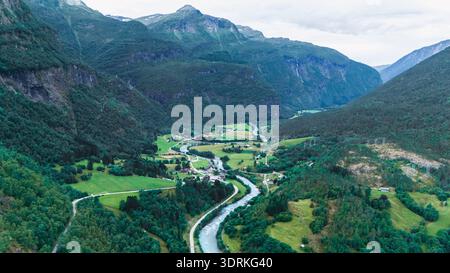 Vue aérienne à couper le souffle sur le paysage vibrant entourant Fortun dans la région du fjord Norways Banque D'Images