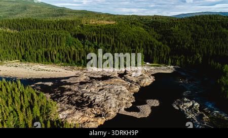 Vue aérienne à couper le souffle sur le paysage forestier luxuriant Norways et la berge sereine de la rivière Banque D'Images