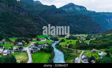 Paysage à couper le souffle de Fortun présentant des vallées verdoyantes et des montagnes majestueuses en Norvège Banque D'Images
