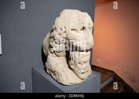 Jaen, Espagne - 28 Oct 23 : fragment de sculpture en pierre sculptée montrant une tête d'animal avec un visage humain, exposé au Museo provincial de Jaén à Jaén, Banque D'Images
