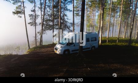 Camping dans le paysage brumeux serein du parc national de Hossa, Finlande Banque D'Images