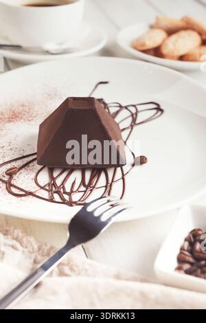Gâteau aux truffes au chocolat en forme de pyramide Banque D'Images