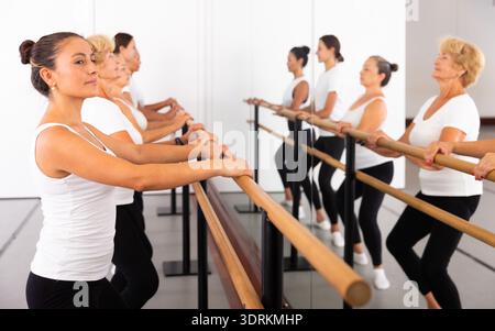 Groupe de femmes effectuant des mouvements de danse de ballet Banque D'Images