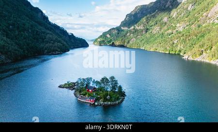Paysage époustouflant de Lovrafjorden présentant des eaux sereines et des collines verdoyantes Banque D'Images