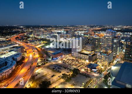 Circulation aux heures de pointe sur l'autoroute à plusieurs voies à Tampa, Floride. Rythme de la vie urbaine la nuit. Banque D'Images