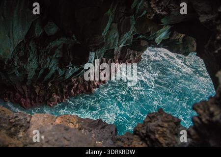 Incroyablement belles grottes de lave et falaises à Los Hervideros après le coucher du soleil Lanzarote Canaries Islands Espagne. Concept de voyage. Banque D'Images