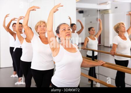 Groupe de femmes effectuant des mouvements de danse de ballet Banque D'Images