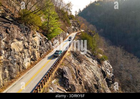 La voiture se déplace le long de la pittoresque Highlands Road. Le feuillage doré et les pentes accidentées font de cette autoroute de Caroline du Nord une escapade automnale parfaite. Banque D'Images