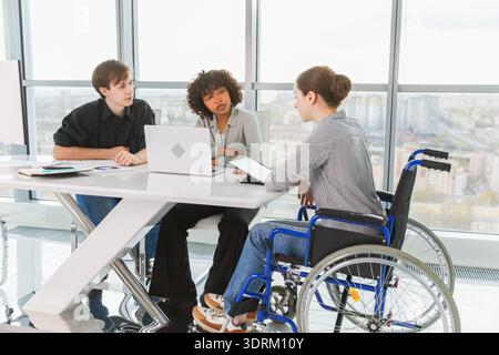 Brainstorming sur le travail d'équipe. Divers collègues multiraciaux femme en présidence pour les personnes handicapées travaillant ensemble. Groupe de personnes Banque D'Images