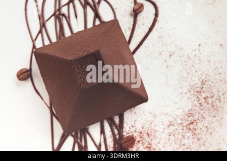 Gâteau aux truffes au chocolat en forme de pyramide Banque D'Images