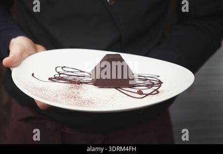 Gâteau aux truffes au chocolat en forme de pyramide Banque D'Images
