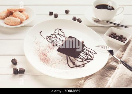 Gâteau aux truffes au chocolat en forme de pyramide Banque D'Images