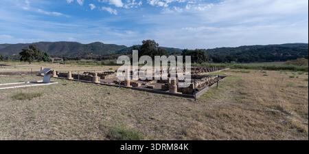Caméras de sécurité et projecteurs montés sur un poteau à Ciudad Romana de Turobriga près d'Aroche, Huelva, Andalousie, Espagne. Banque D'Images
