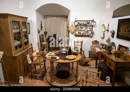 Olivenza, Espagne - 14 Oct 23 : cuisine rustique recréée avec table ronde, ustensiles de cuisine et garde-manger au Musée ethnographique Gonzalez Santana à Oli Banque D'Images