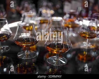 Verre de brandy ou de cognac sur le fond flou Banque D'Images