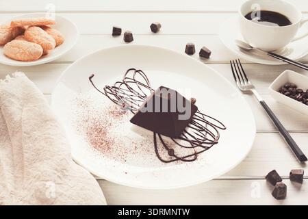 Gâteau aux truffes au chocolat en forme de pyramide Banque D'Images