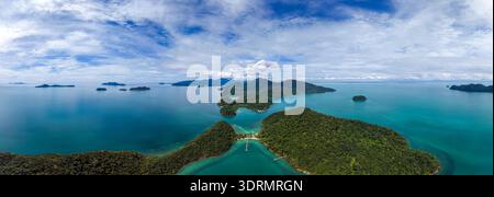 Superbe vue aérienne de la plage de Ko Ngam à Koh Chang, Thaïlande avec des îles verdoyantes Banque D'Images