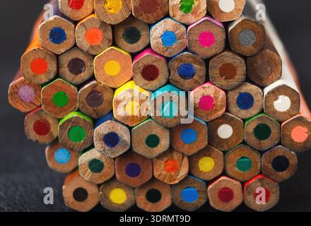 Collection de crayons de couleur dans un ensemble montrant diverses couleurs et motifs pour une utilisation créative Banque D'Images
