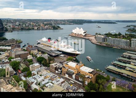 Vue panoramique sur le bateau de croisière Disney Wonder amarré au terminal des passagers Overseas dans le port de Sydney avec l'Opéra de Sydney. Banque D'Images