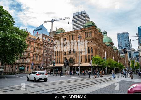 La façade néo-romane et les dômes en cuivre du Queen Victoria Building (QVB) à l'angle des rues George et Market à Sydney. Banque D'Images