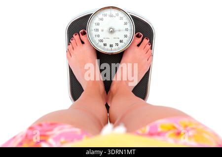 Junge Frau auf der Personenwaage Banque D'Images