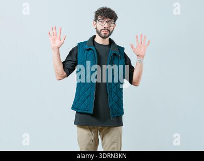 Personne effrayée surprise avec les mains levées. Mâle effrayé avec les mains levées isolé Banque D'Images