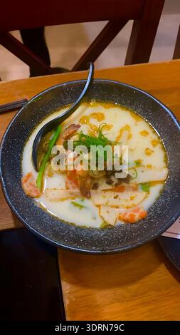 Me frayer un chemin dans la vie, nouilles avant tout, envoyer des nouilles, le genre ramen, Ramen, dans une relation avec les ramen et ça devient sérieux Banque D'Images