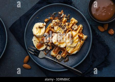 Gaufres à la banane, noix et sauce caramel salée Banque D'Images