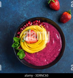 Bol à smoothie aux myrtilles et à la mangue Banque D'Images