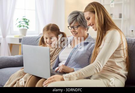 Vieille grand-mère fille adulte et petite-fille à l'aide d'un ordinateur portable Banque D'Images