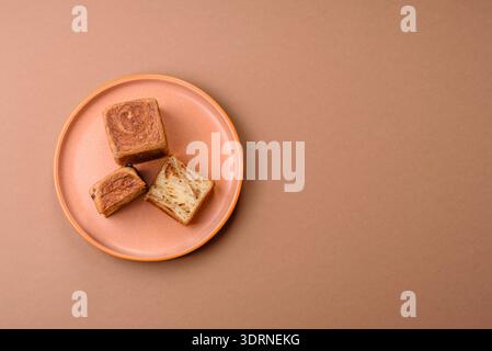 Un croissant cube français avec garniture au chocolat, une pâtisserie sucrée pour le petit déjeuner. Cube Croissant comme fond de nourriture pour votre conception Banque D'Images