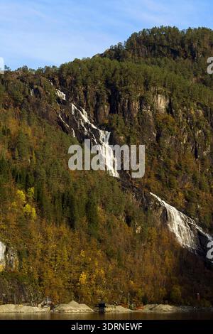 Norvège - Mo, chute d'eau de Kvernhusfossen dans le fjord Mostraumen Banque D'Images
