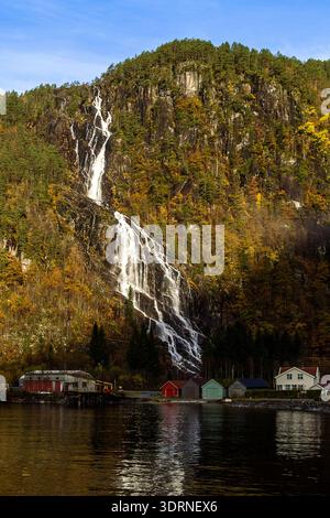 Norvège - Modalen, cascade de Kvernhusfossen dans le fjord de Mostraumen Banque D'Images