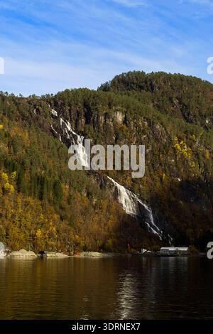 Norvège - Mo, chute d'eau de Kvernhusfossen dans le fjord Mostraumen Banque D'Images